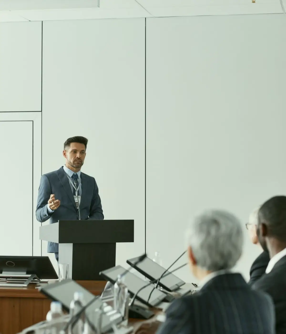 Kako dolgo pred konferenco naj začnemo z diapozitivi?